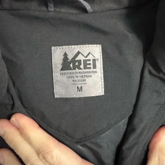 REI black rain jacket, fits like a small- excellent condition - Picture 3 of 5